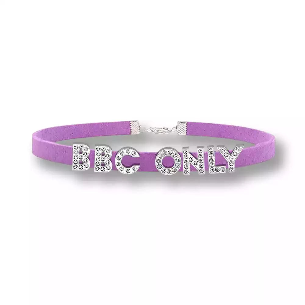 Choker violet orné des lettres étincelantes "BBC ONLY", un collier sissy élégant et ajustable conçu pour les adeptes de sissification et de jeux de rôle sur sissyshop.