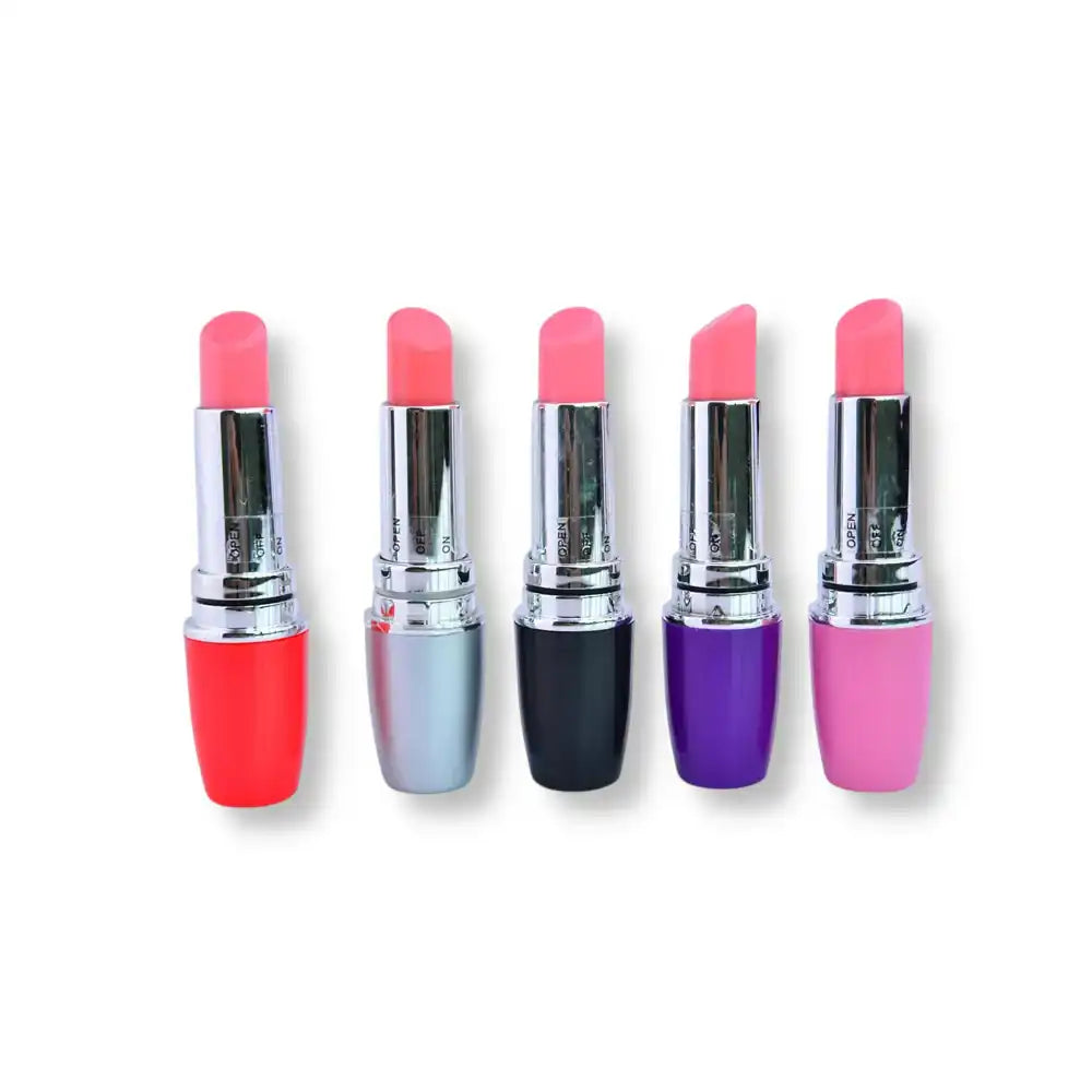 Collection de mini vibromasseurs discrets en forme de rouge à lèvres de différentes couleurs alignés sur Le Sissyshop.