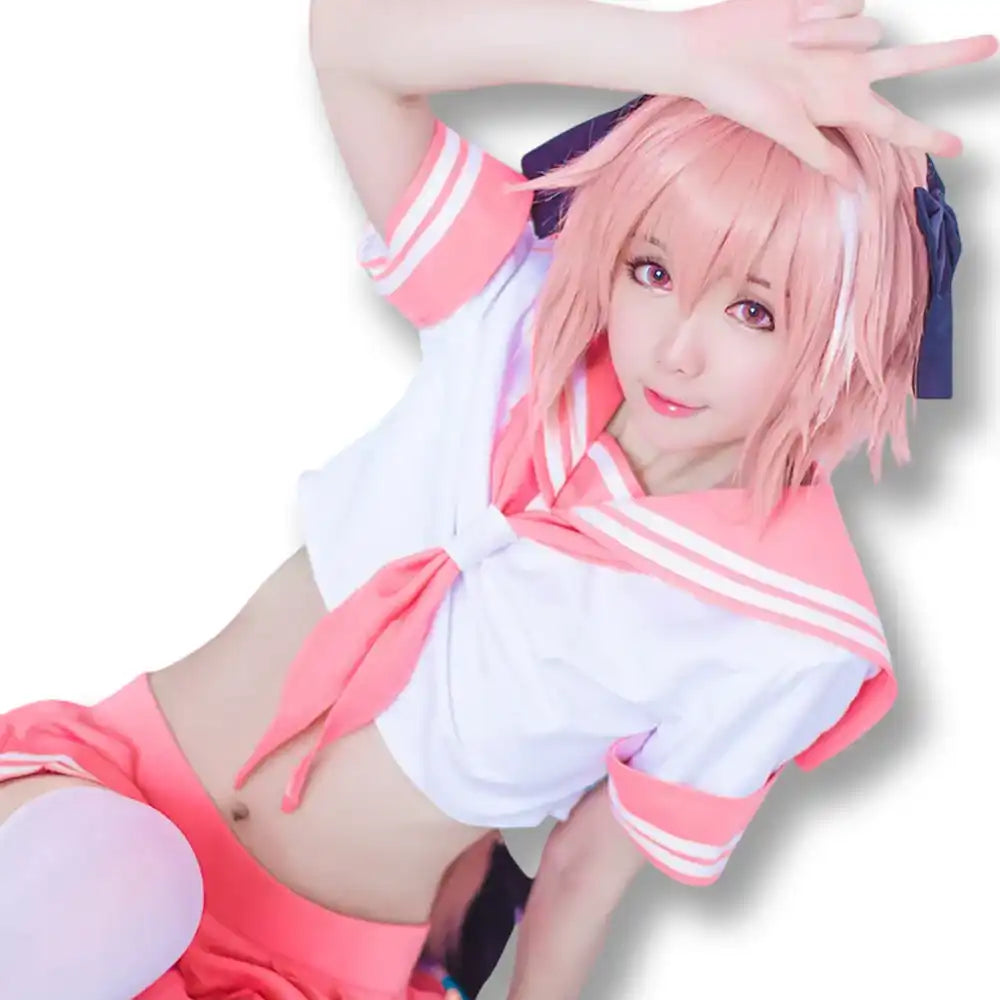 Femme en tenue de sissy avec uniforme rose et blanc, cheveux roses, pour la féminisation et le crossdressing sur Sissyshop