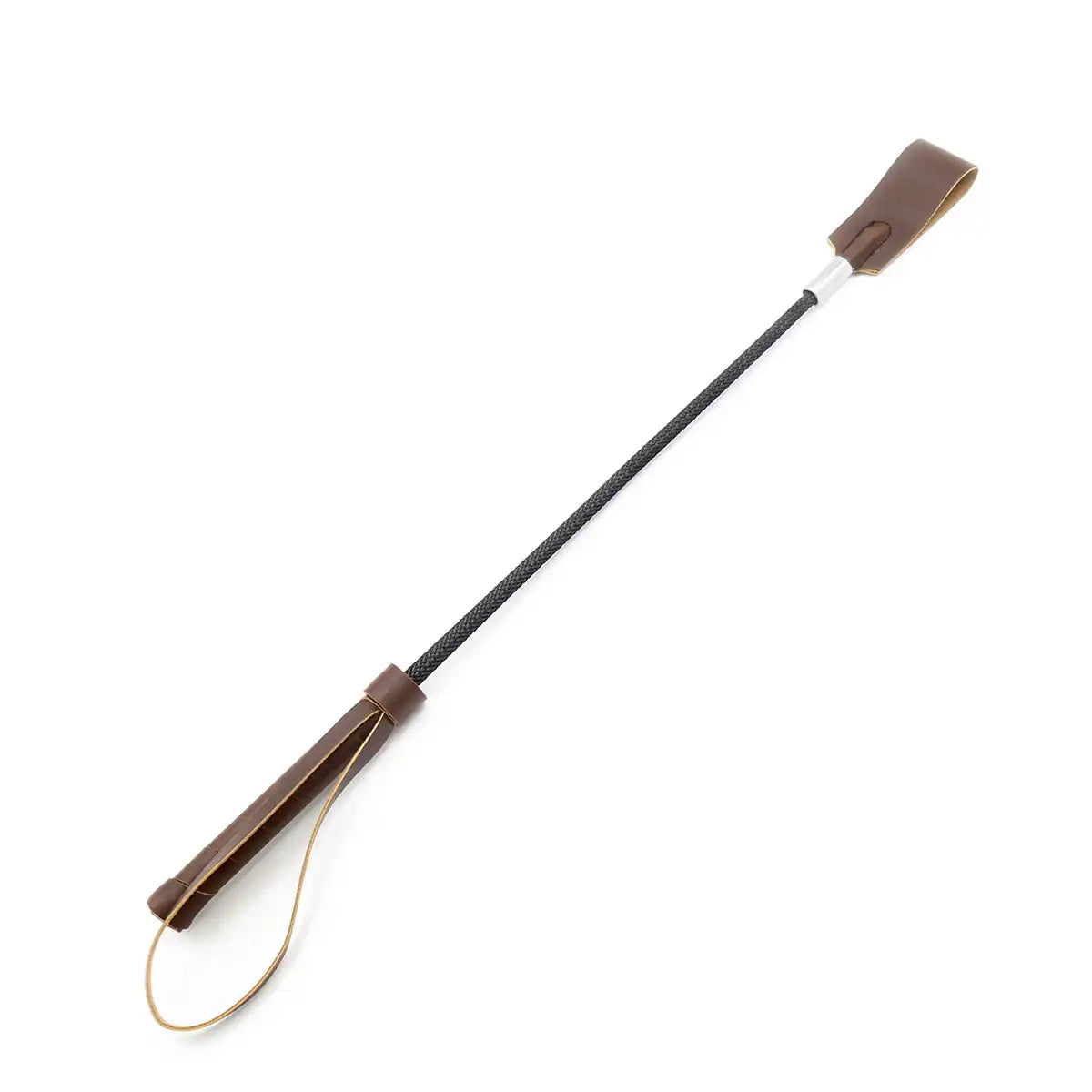 Cravache en cuir marron présentée en diagonale, idéale pour les jeux de rôle et la féminisation.