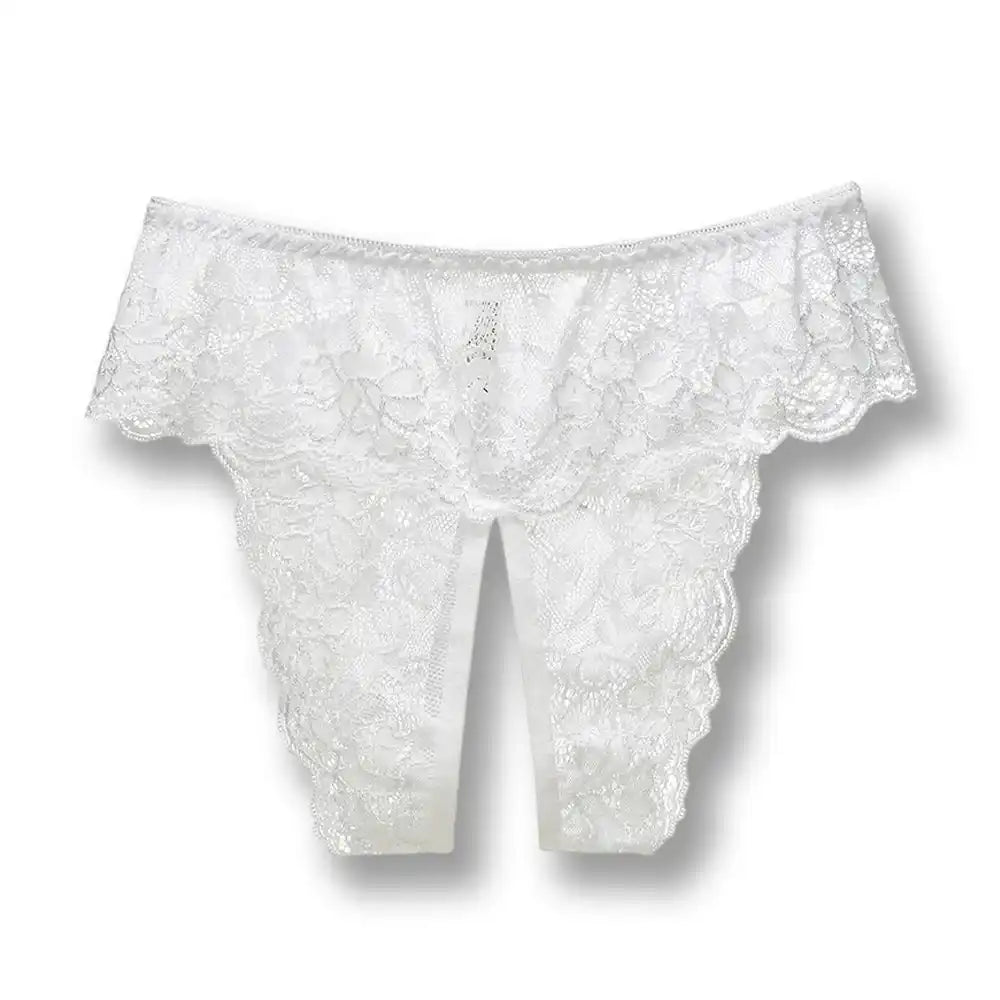 Vue à plat de la culotte fendue en dentelle fine blanche, une pièce de lingerie sexy alliant douceur et provocation pour un style sissy affirmé sur sissyshop.
