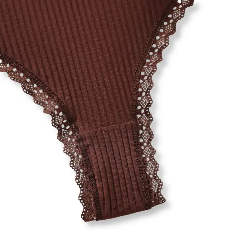 Gros plan sur les finitions en dentelle fine et le tissu côtelé respirant à l'entrejambe d'une culotte coton marron, garantissant un confort idéal au quotidien pour la sissification sur sissyshop.