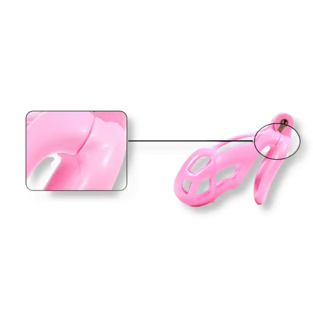 Gros plan sur le mécanisme de fixation et la charnière de la cage de chasteté rose en plastique, conçue pour un verrouillage sécurisé.