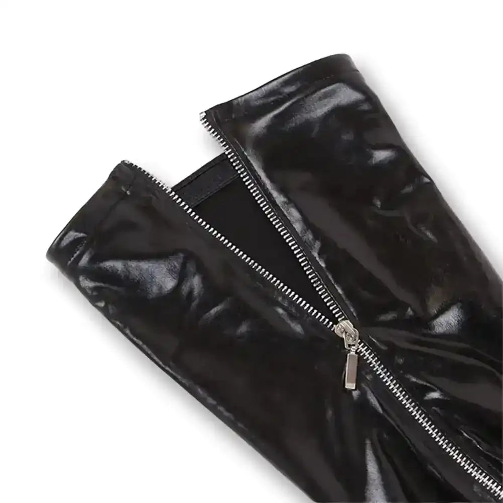 Pantalon en latex noir brillant avec fermeture éclair argentée, idéal pour la sissification et le fétichisme sur Sissyshop