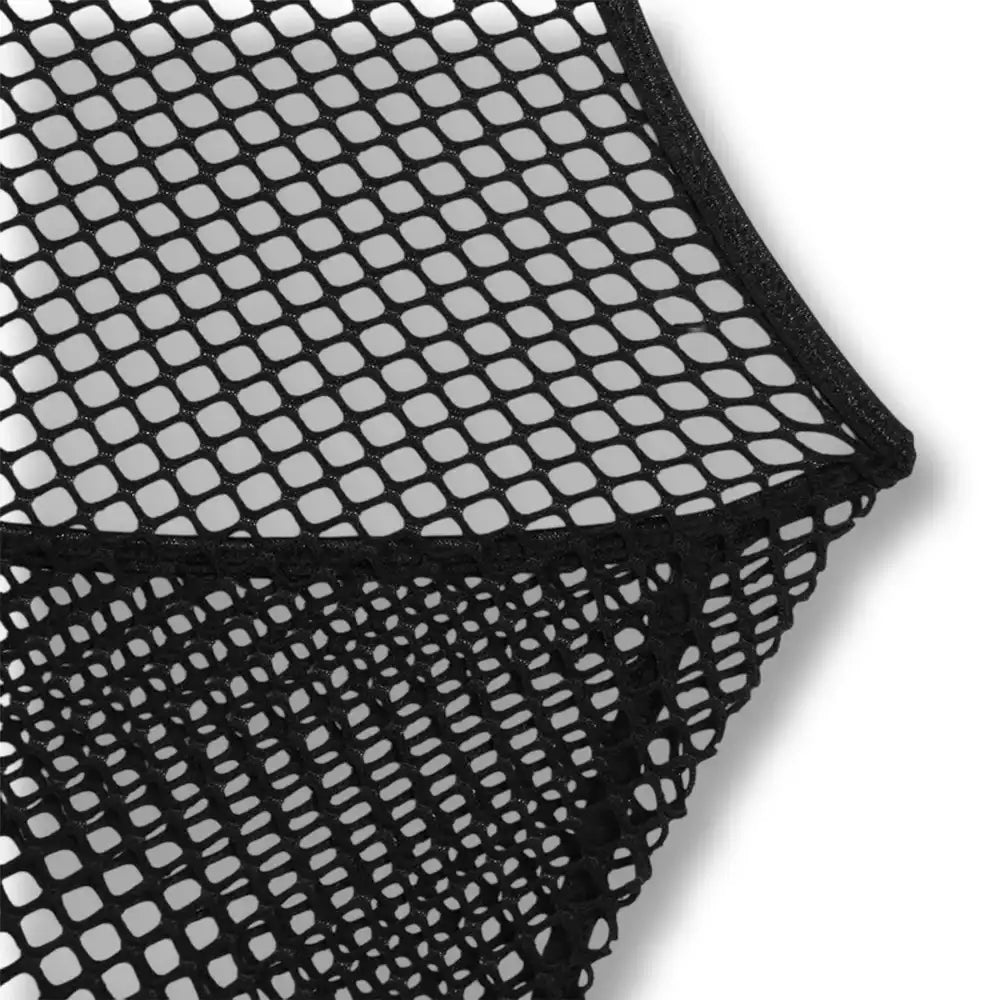 Détail de la maille résille extensible et des finitions soignées de la lingerie.