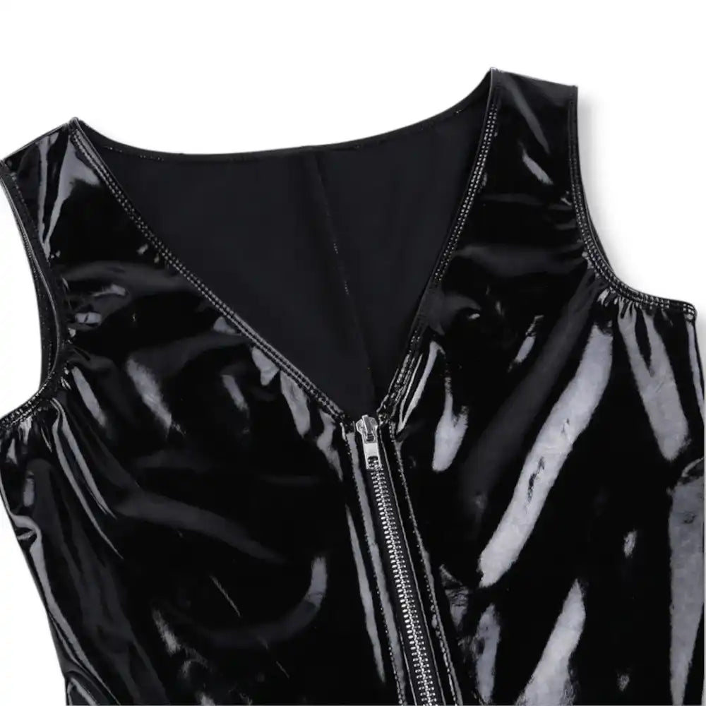 Gros plan sur le décolleté en V et les finitions de la fermeture éclair métallique de ce body sexy en vinyle noir laqué, une pièce maîtresse pour vos tenues sissification sur sissyshop.