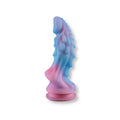 Dildo fantastique en silicone souple style dragon Nebula aux teintes dégradées rose, violet et bleu, doté d'excroissances texturées, idéal pour les jeux de sissification, de féminisation et le fetishwear.   