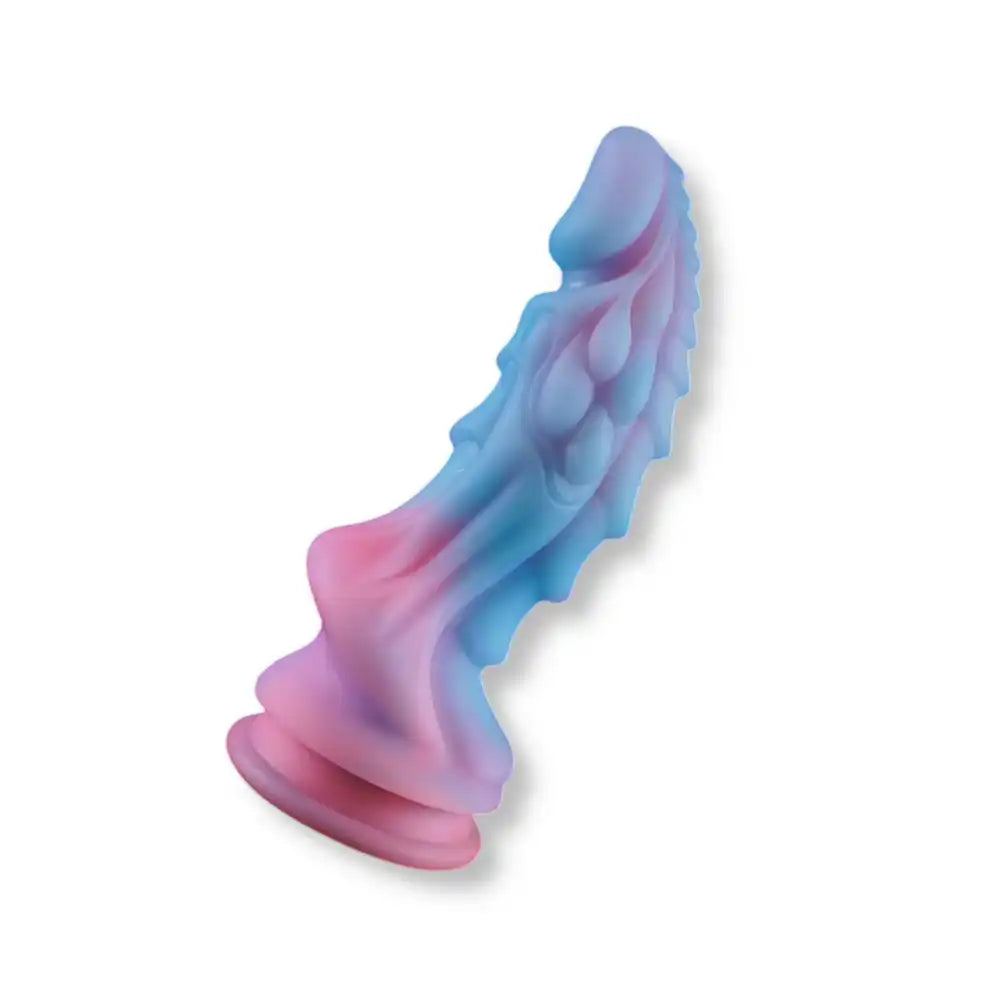 Vue inclinée de profil du dildo dragon Nebula mettant en valeur sa base évasée et ses détails texturés inspirés de l'univers fantastique, parfait pour compléter une collection d'accessoires de soumission SissyShop