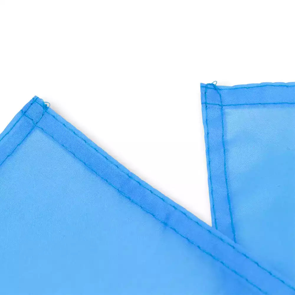 Zoom sur les coutures renforcées et l'ourlet de bordure bleu de ce drapeau trans conçu pour durer sur sissyshop.