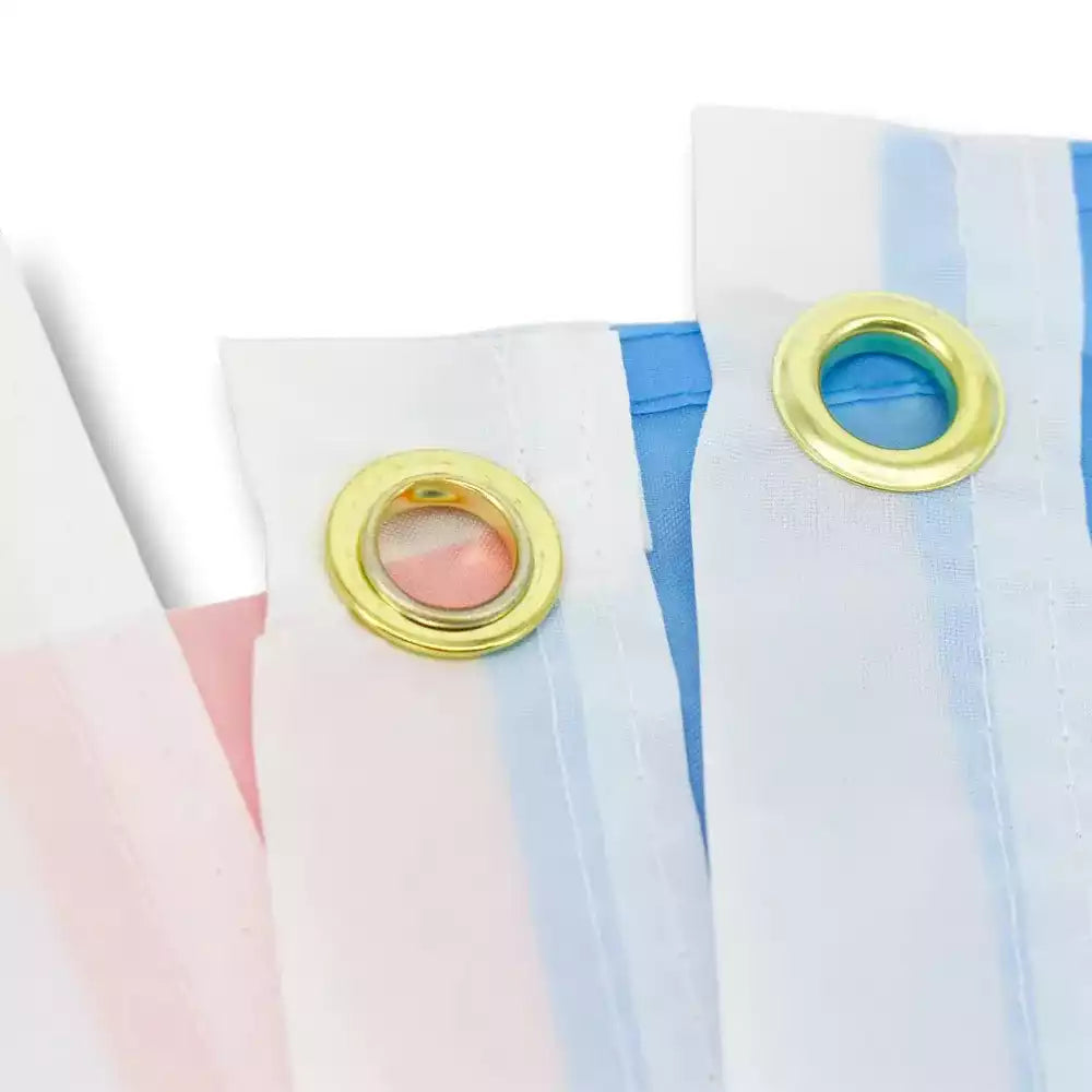 Gros plan sur les œillets métalliques dorés et la bande de renfort blanche de ce drapeau transgenre résistant disponible sur sissyshop.