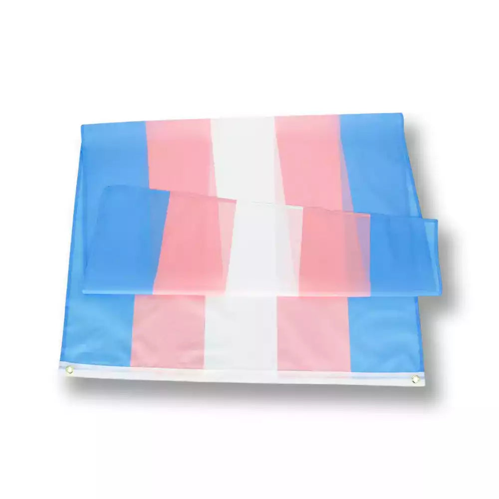 Aperçu du drapeau transgenre plié mettant en valeur la transparence légère et les finitions soignées du tissu sur sissyshop.