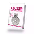 Couverture du livre numérique Réussir son Locktober illustrée d'une cage de chasteté plate en acier chromé, le guide indispensable de 30 jours de chasteté et sissification sur sissyshop.