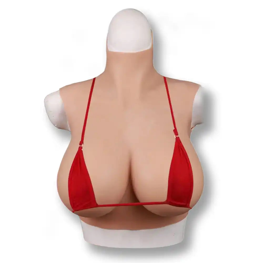 Buste féminin en silicone avec soutien-gorge rouge pour sissification et fétichisme, idéal pour la soumission sexuelle sur Sissyshop