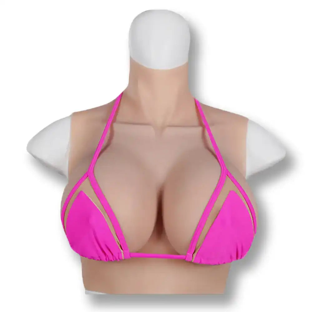 Vue de face d'un mannequin portant une prothèse en silicone habillée d'un haut de bikini rose vif, la prothèse mammaire silicone idéale pour obtenir des seins silicone réalistes sur sissyshop.