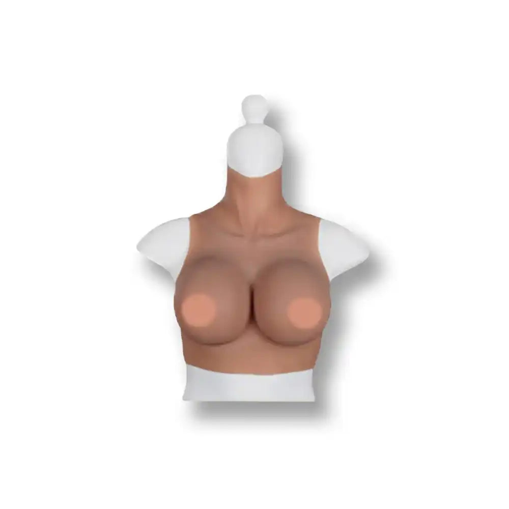 Buste de la prothèse mammaire silicone présenté en couleur 2 sur mannequin, offrant un rendu visuel authentique de ces seins silicone sur sissyshop.