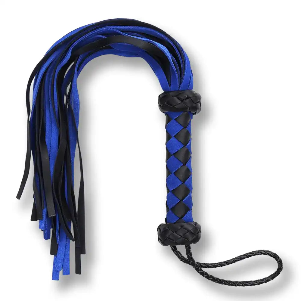 Fouet flogger bicolore bleu et noir avec poignée tressée et lanières souples, accessoire BDSM pour jeux de rôle.