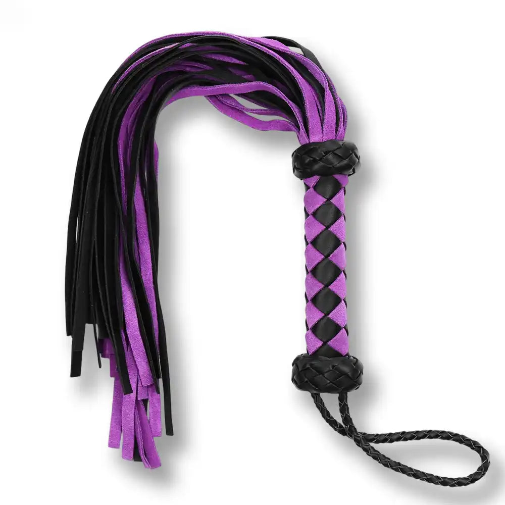 Fouet flogger bicolore violet et noir avec poignée tressée ergonomique, accessoire BDSM idéal pour les sessions de soumission sissy.