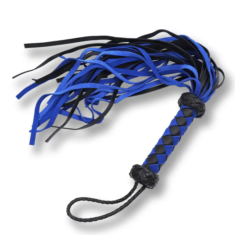 Flogger bleu et noir déployé montrant la souplesse des lanières, idéal pour le sadomasochisme doux et la soumission.