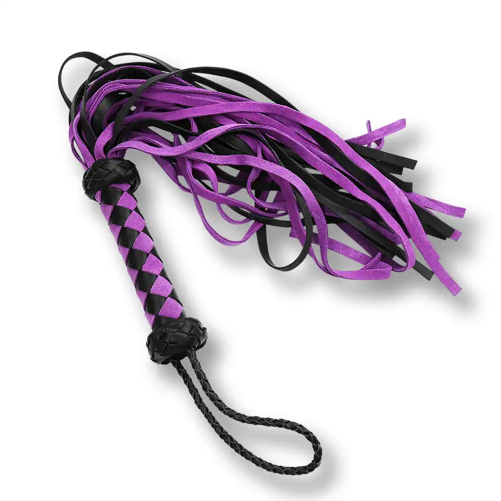 Flogger violet et noir à lanières souples, parfait pour l'initiation aux jeux de domination et de soumission dans un univers sissy.