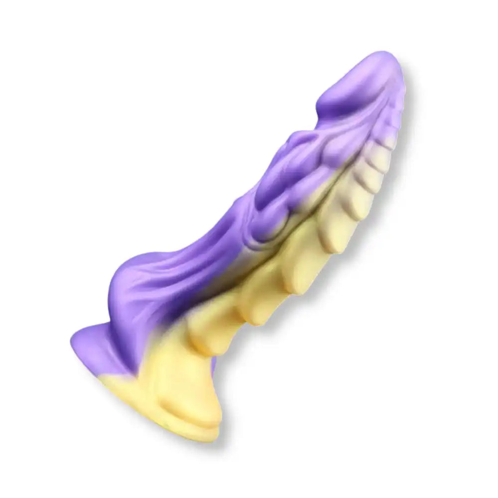 Vue inclinée du fantasy dildo Arcane Impérial en silicone violet et or, sextoy aux détails sculptés pour adultes sur Le Sissyshop.