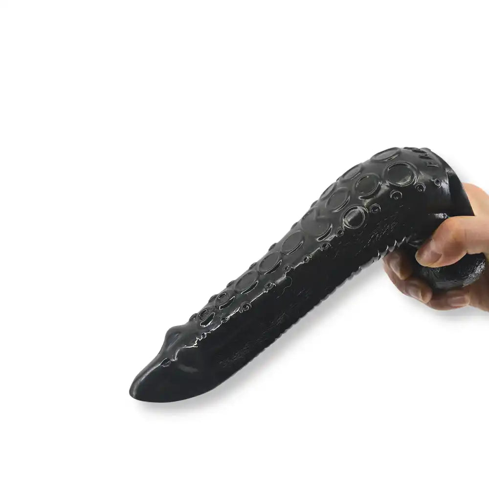 Démonstration de la prise en main d'un dildo tentacule noir flexible, accessoire de charme ergonomique et texturé pour adultes