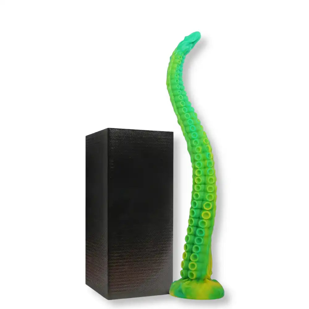 Grand dildo tentacule texturé en silicone vert présenté verticalement avec sa boîte de transport discrète.