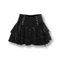 Présentation à plat de la jupe gothique noire montrant le corset latéral à rubans de satin et les anneaux métalliques centraux, disponible sur sissyshop.