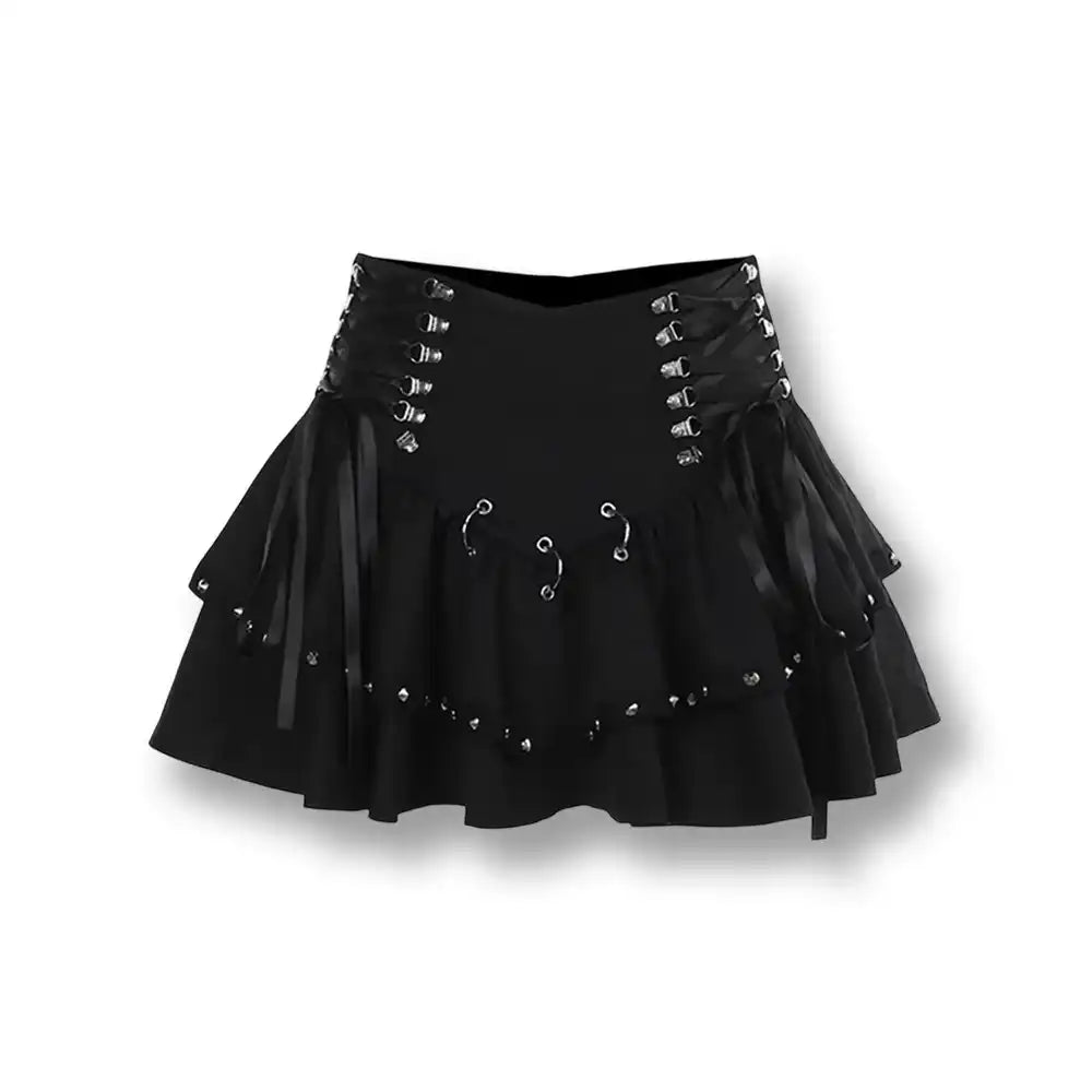 Présentation à plat de la jupe gothique noire montrant le corset latéral à rubans de satin et les anneaux métalliques centraux, disponible sur sissyshop.