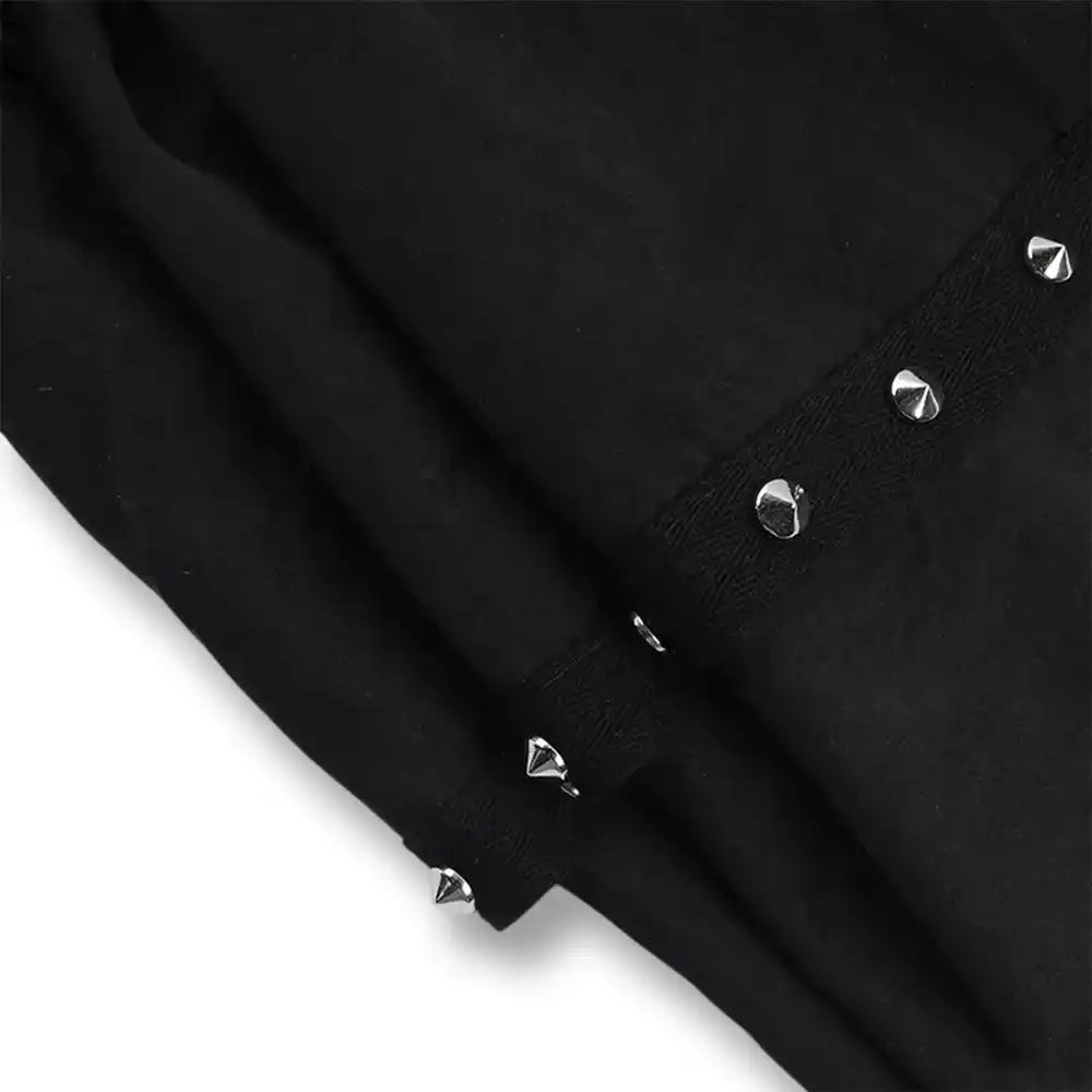 Zoom sur les finitions soignées du tissu noir plissé et les rivets métalliques de cette mini jupe alternative proposée par sissyshop.