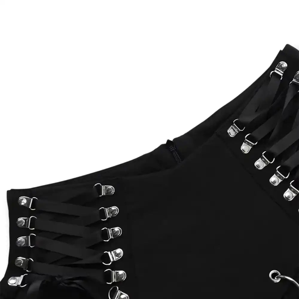 Détail du laçage latéral à ruban noir et de la fermeture à glissière discrète de cette jupe sexy haute pour votre féminisation sur sissyshop.