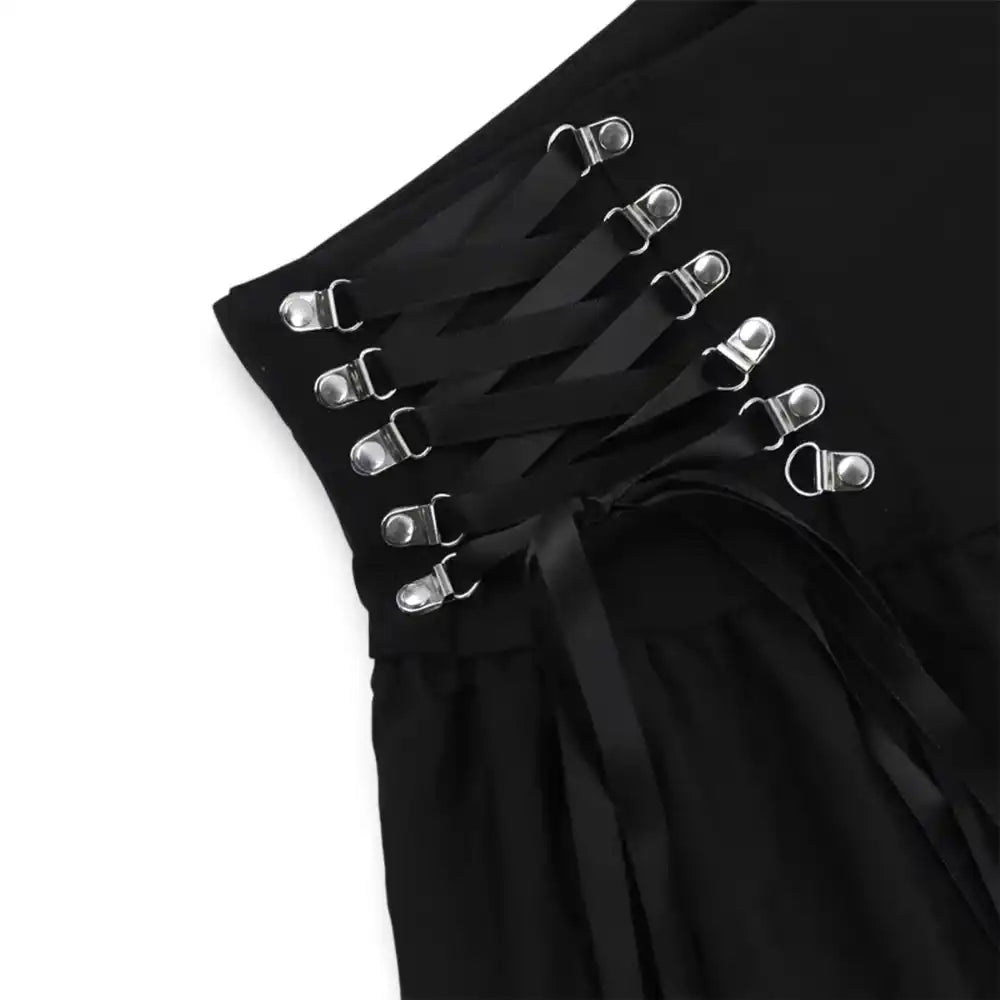 Aperçu rapproché du corset intégré avec ses passants chromés et ses rubans satinés, garantissant un ajustement cintré sur sissyshop.