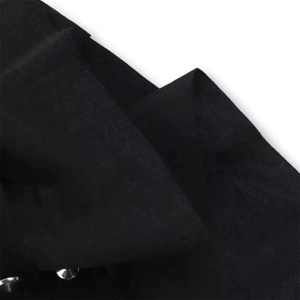 Vue rapprochée de la texture du tissu noir et des plis évasés de cette mini jupe sexy victorienne à retrouver sur la boutique sissyshop.