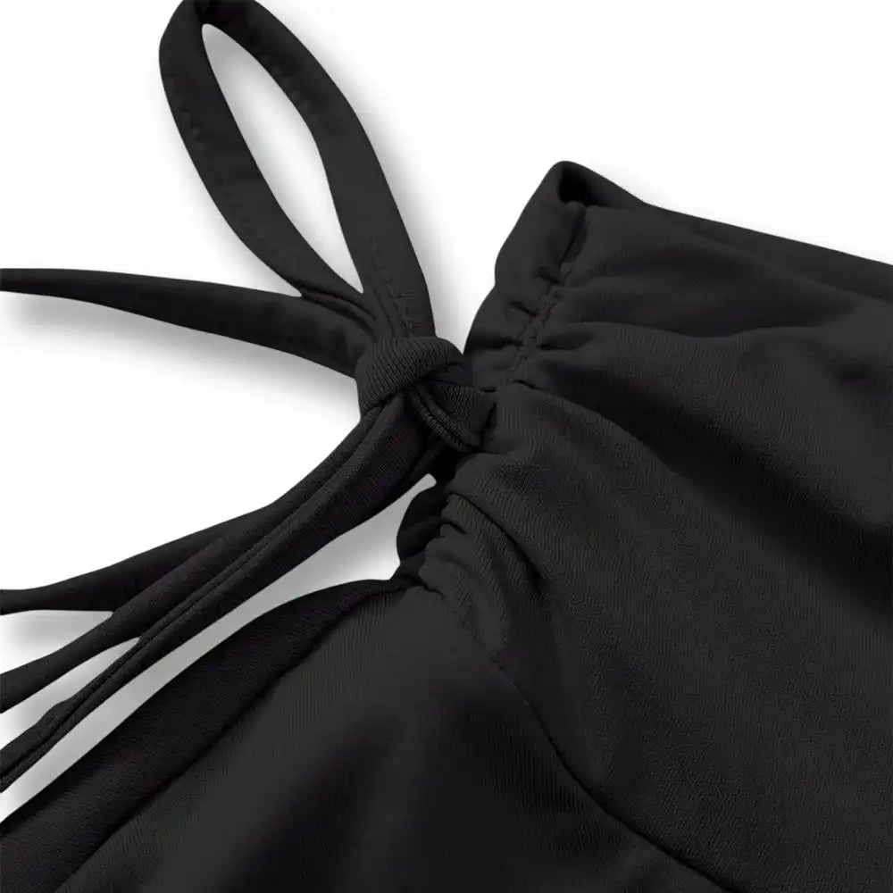 Gros plan sur les liens froncés à nouer sur le côté de cette jupe sexy évasée, apportant une touche coquette à votre tenue sexy sur la boutique sissyshop.