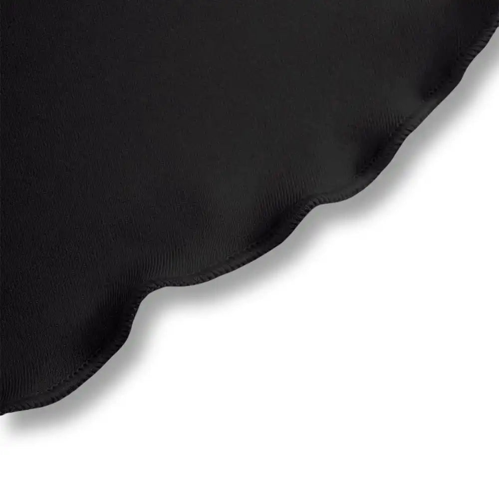 Détail de la finition ondulée soignée sur le bord des volants de cette mini jupe esprit jupe écolière sur sissyshop.