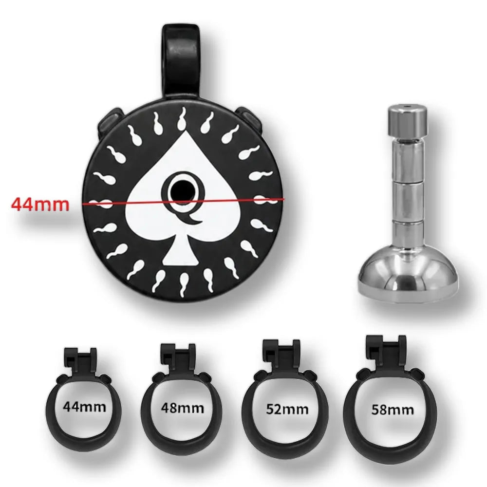 Présentation du kit complet de cage de chasteté avec disque QOS de 44 mm, guide métallique et 4 anneaux de fixation (44 mm, 48 mm, 52 mm, 58 mm) pour votre sissification sur sissyshop.