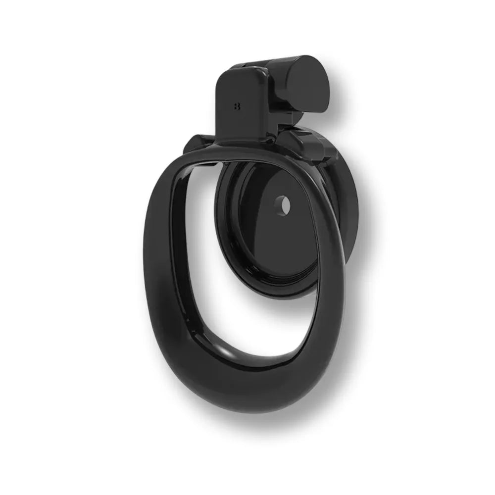 Vue arrière de la cage de chasteté plate noire montrant l'anneau ergonomique incurvé et le système de verrouillage discret pour parfaire vos séances sur sissyshop.