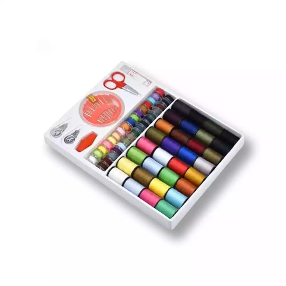 Vue plongeante du coffret de couture compartimenté avec son assortiment de fils, enfile-aiguilles, dé à coudre et nécessaire de réparation sur sissyshop.