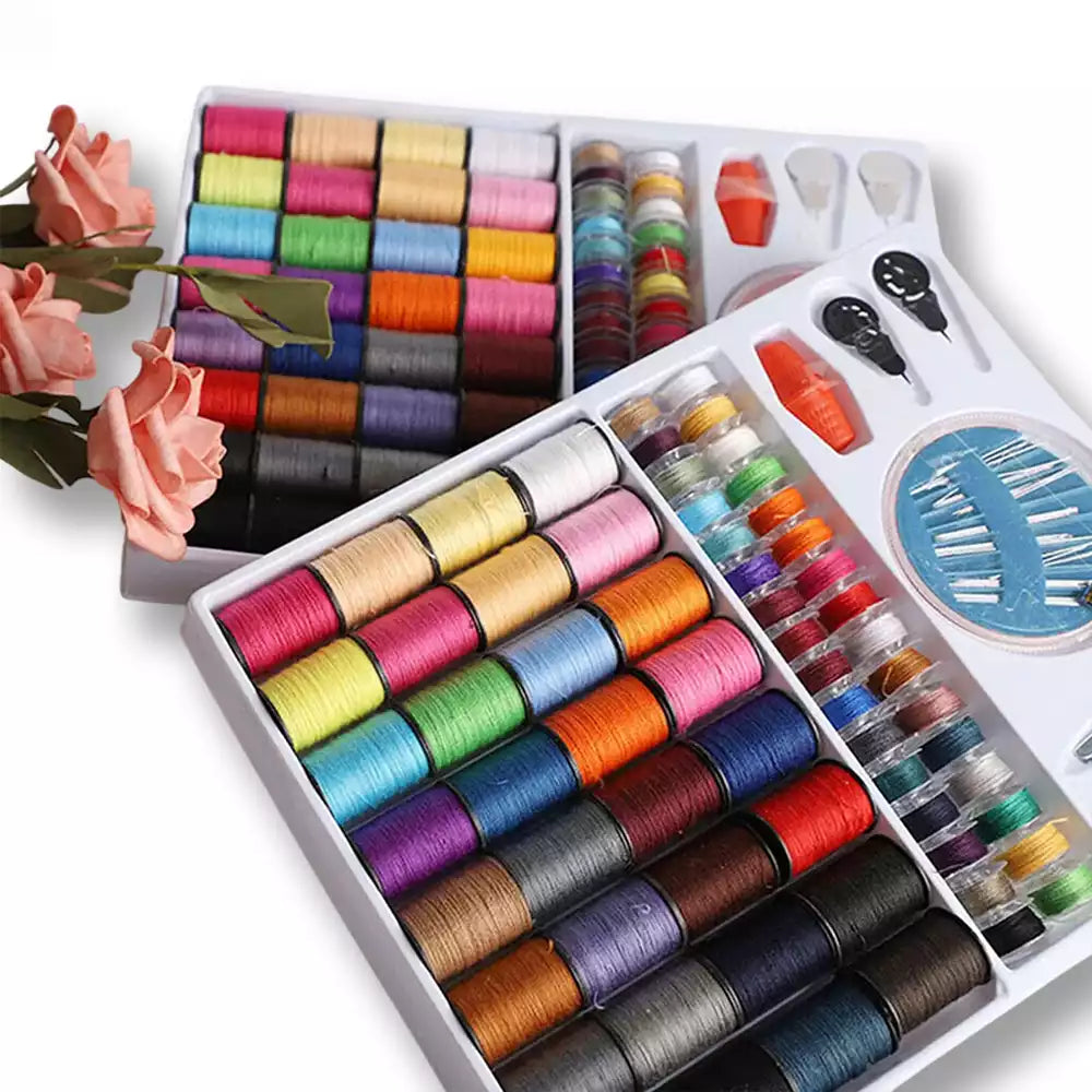 Présentation des plateaux de couture garnis de fils multicolores et d'accessoires complets, parfait pour l'entretien et la customisation de votre garde-robe sissyshop.