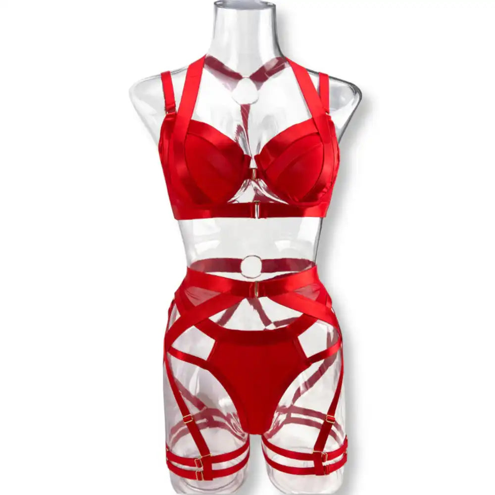 Présentation sur mannequin de l'ensemble de lingerie rouge à sangles et anneaux métalliques, vêtement provocant pour la féminisation.