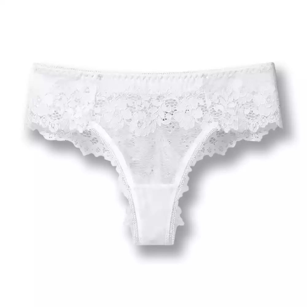 Aperçu frontal de la culotte sexy blanche en dentelle transparente esprit string sexy, un sous-vêtement délicat indispensable pour votre féminisation sissyshop.