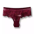Vue à plat de la culotte sexy Sensual en dentelle florale bordeaux avec fond en coton doux, une pièce de lingerie sissy élégante pour votre féminisation sur sissyshop.