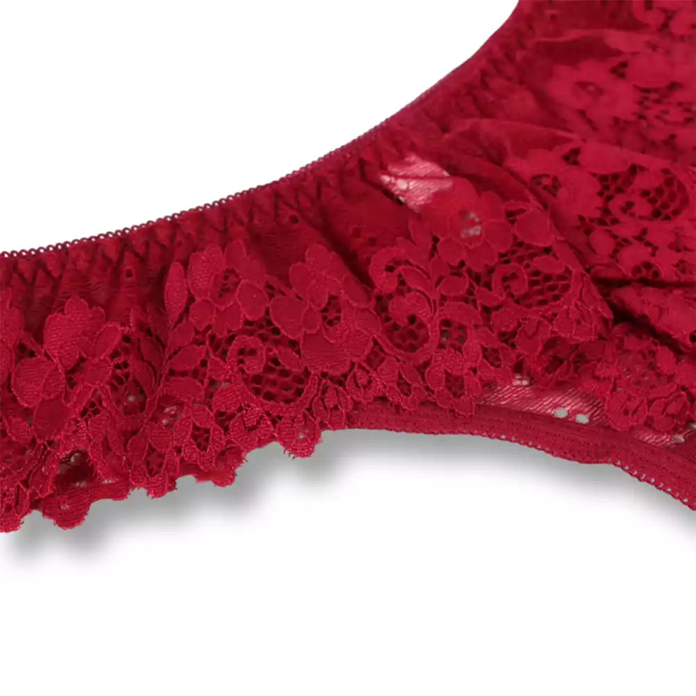 Gros plan sur les motifs floraux de la dentelle bordeaux et les coutures élastiques soignées de cette lingerie sissy haut de gamme disponible sur sissyshop.
