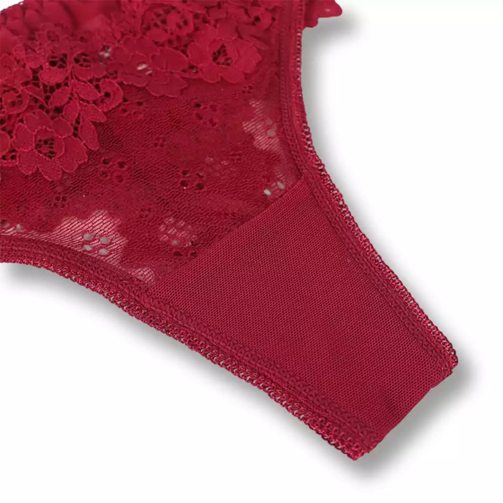 Détail rapproché de l'entrejambe doublé avec gousset en culotte coton rouge bordeaux, garantissant confort et douceur au quotidien sur sissyshop.