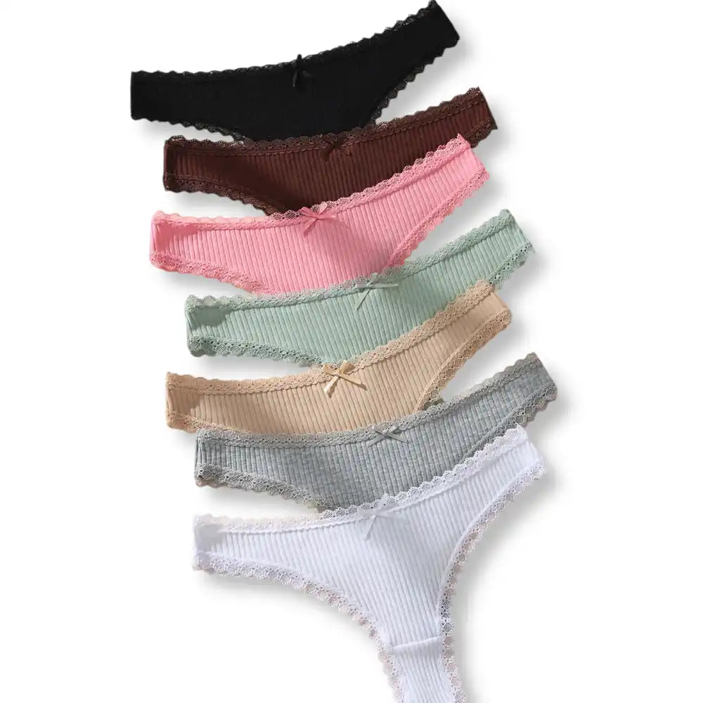 Présentation verticale des 7 modèles alignés, illustrant la variété de ce pack de culotte sexy à taille basse conçu pour le confort et la féminisation sur la boutique sissyshop.