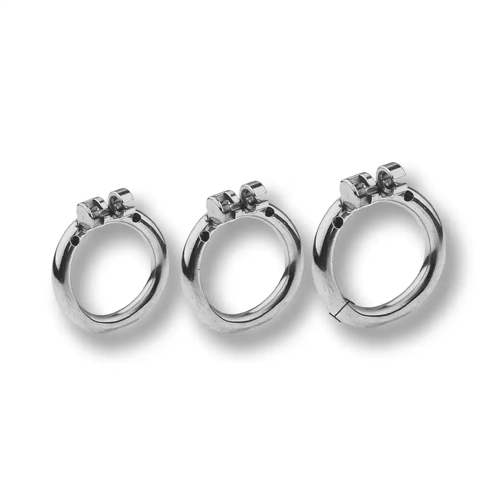 Cage de chasteté en métal brillant pour sissification et soumission sexuelle, disponible en plusieurs tailles sur Sissyshop
