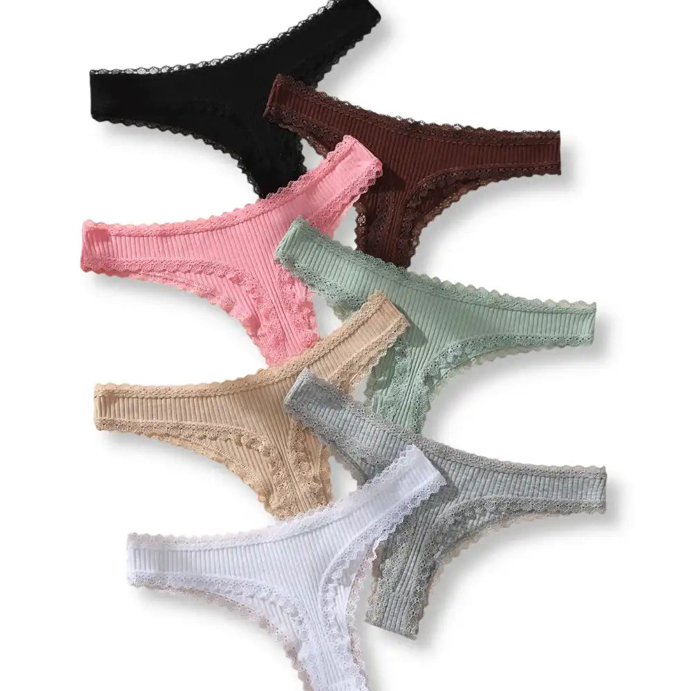 Présentation à plat de l'assortiment complet comprenant 7 coloris de sous vetement sexy, le choix parfait de lingerie sexy et string sexy en coton pour varier les plaisirs de la féminisation sur sissyshop.