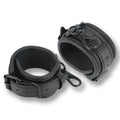 Menottes en cuir noir pour BDSM et soumission sexuelle, avec boucles robustes et finition douce sur Sissyshop