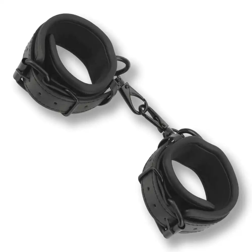 Menottes en cuir noir avec chaîne pour sissification et soumission sexuelle, accessoire BDSM confortable sur Sissyshop