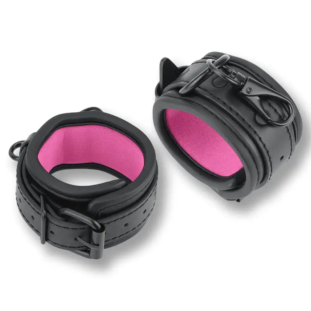 Menottes en cuir noir avec doublure rose vif pour sissification et soumission sexuelle, ajustables et confortables sur Sissyshop