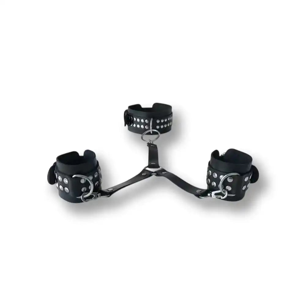 Menottes de bondage en cuir clouté avec collier intégré, accessoire bdsm, selfbondage et soumission pour la sissification sur Le Sissyshop.